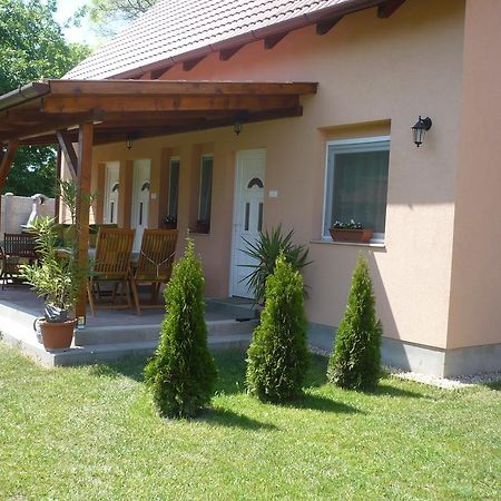 Eszter Apartmanhaz Hajdúszoboszló 外观 照片