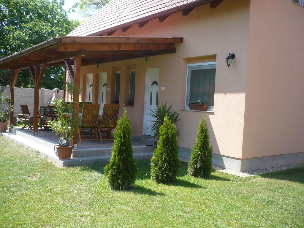 Eszter Apartmanhaz Hajdúszoboszló 外观 照片